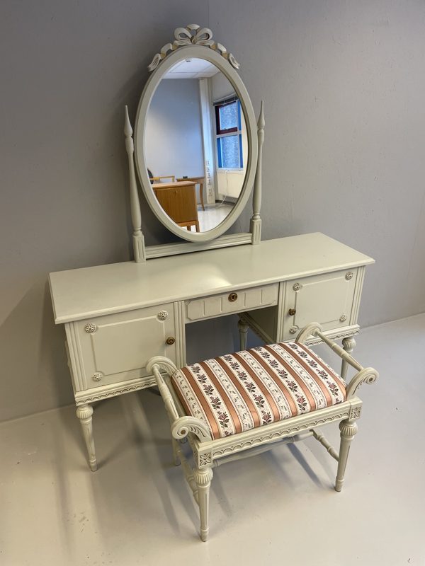 Kustavilais kampauspöytä peilillä ja