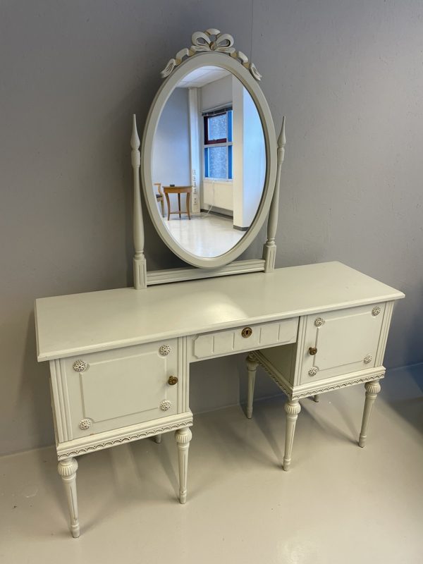 Kustavilais kampauspöytä peilillä ja