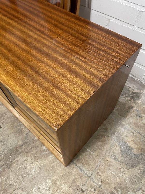 Vintage mahonki naruhylly lasikaapilla