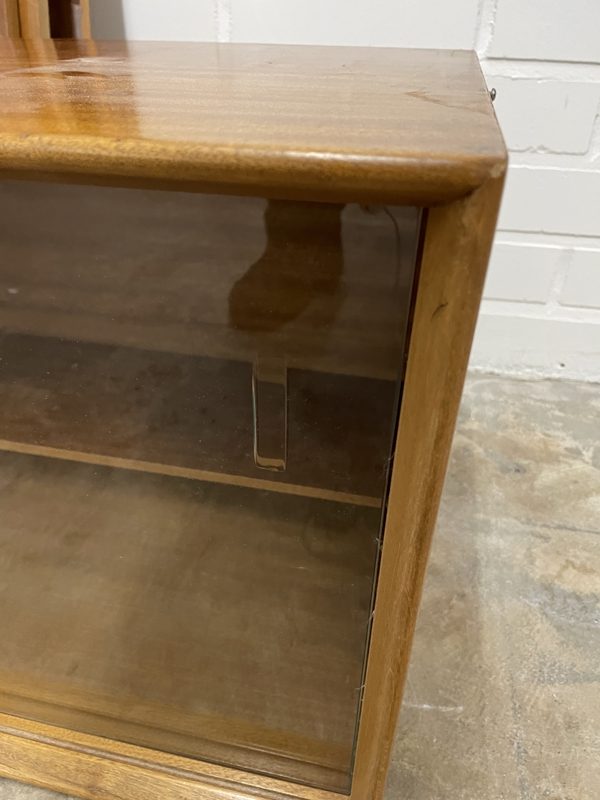 Vintage mahonki naruhylly lasikaapilla