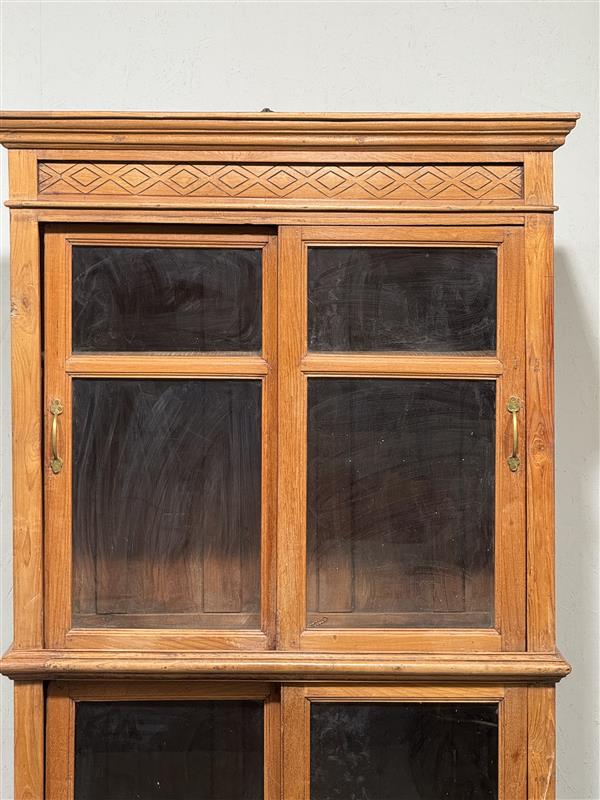 Antiikkinen astiakaappi vitriini