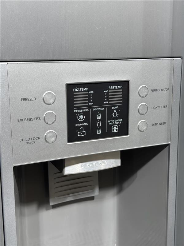 LG jääkaappi jääpalakoneella