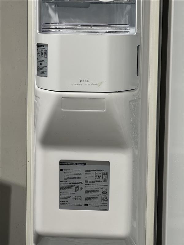 LG jääkaappi jääpalakoneella