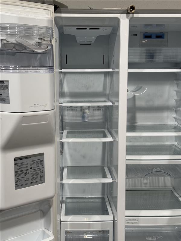 LG jääkaappi jääpalakoneella