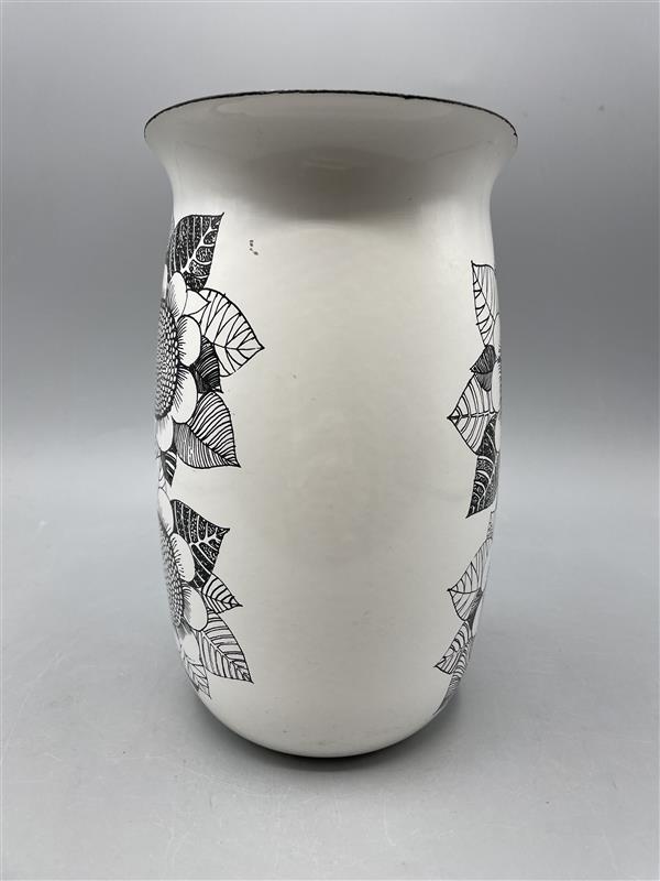 Finel Kukka emalikaadin, Esteri Tomula