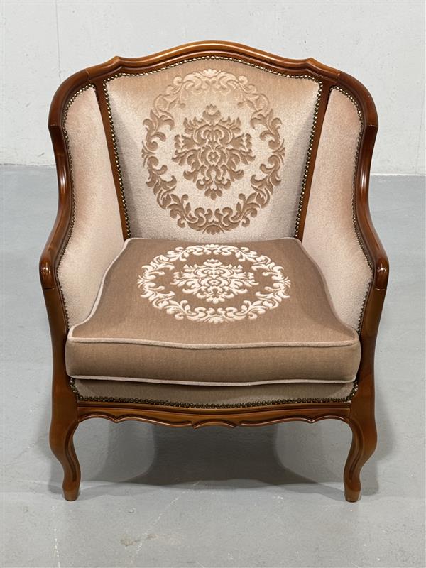 Rokokoo nojatuoli vaakunalla, beige sametti