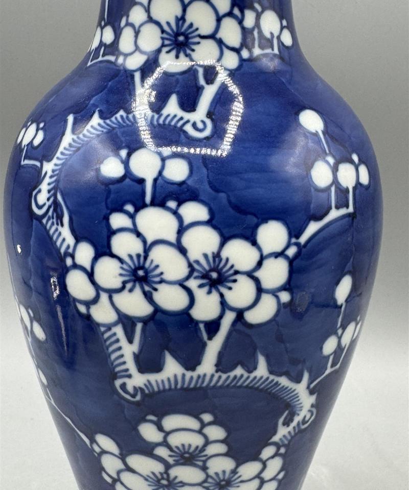 Kukkakuvioinen maljakko käsin maalattu