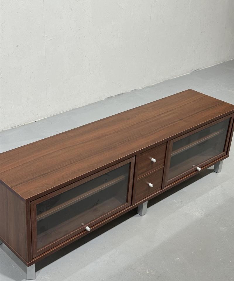 TV-taso lasiovilla, ruskea