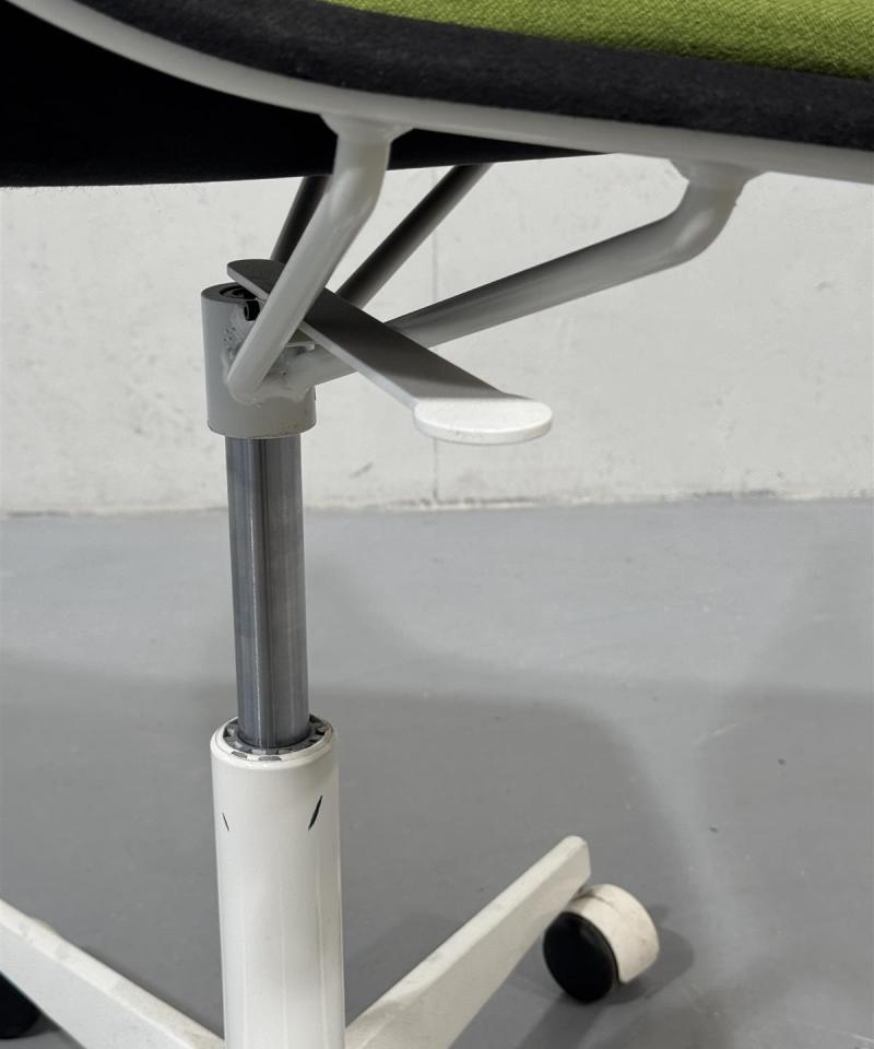 Inno Kola Stac Z työtuoli korkeussäädöllä