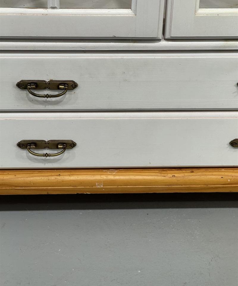 Lasivitriinikaappi, valkoinen