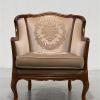 Rokokoo nojatuoli vaakunalla, beige sametti
