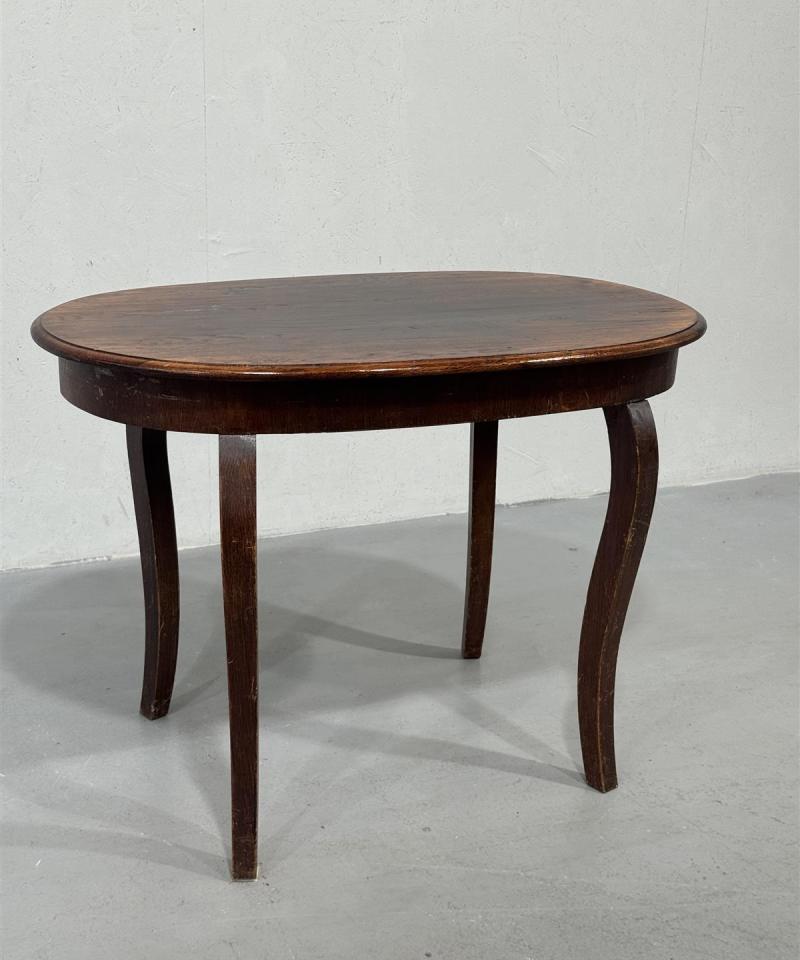 Soikea puinen pöytä