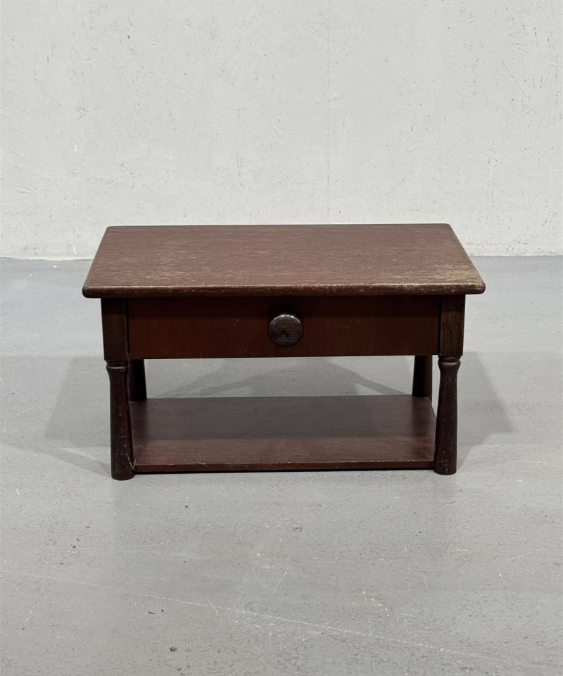 Pieni puinen lipasto