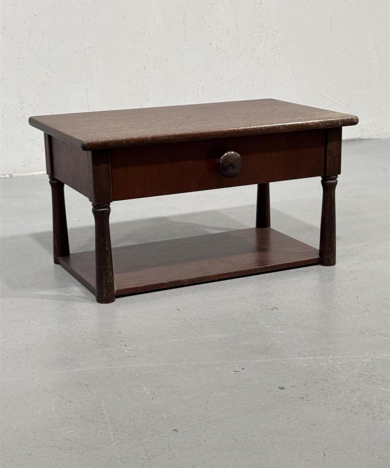 Pieni puinen lipasto