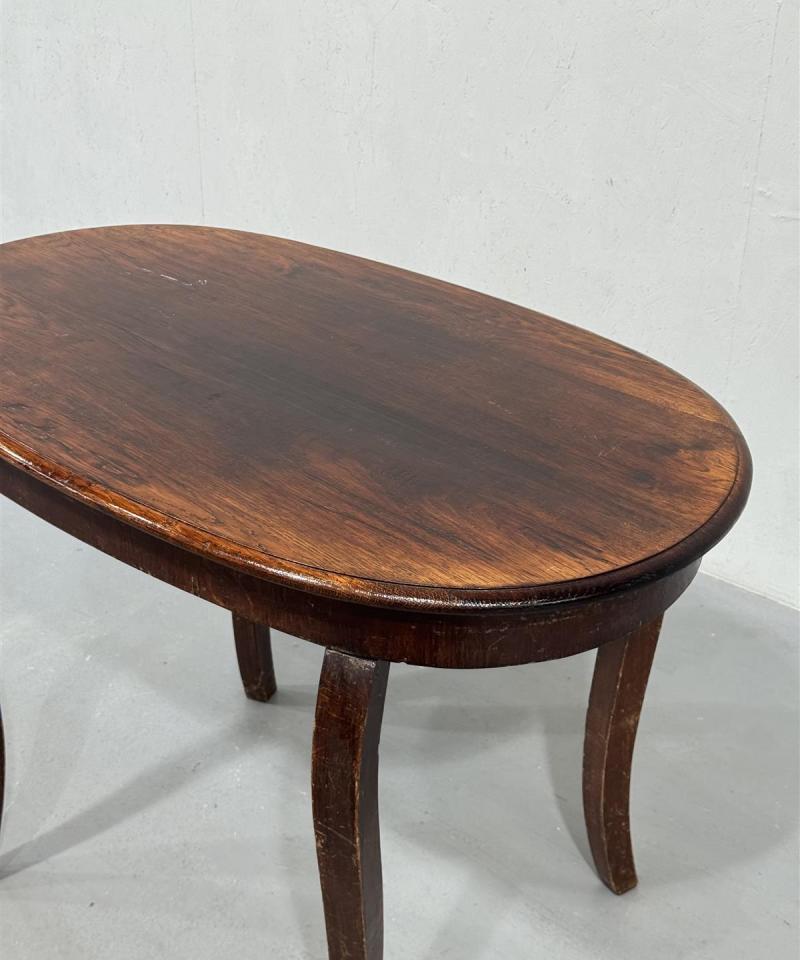 Soikea puinen pöytä