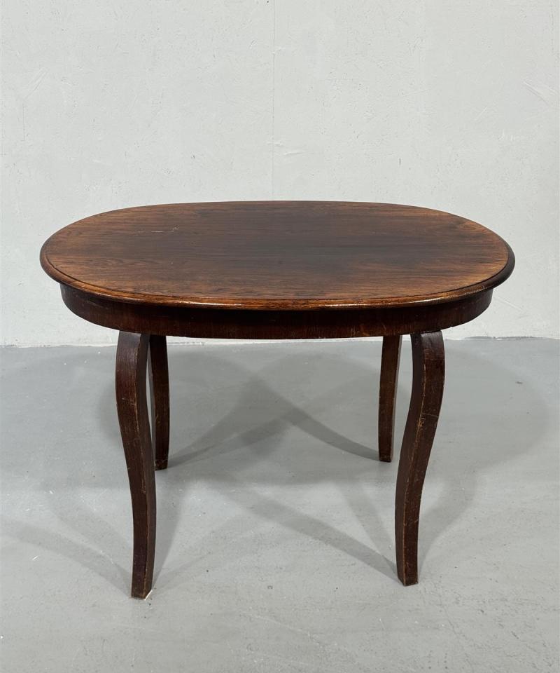 Soikea puinen pöytä