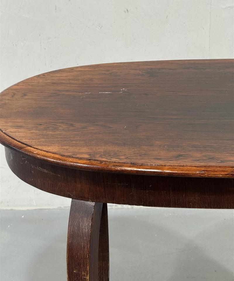 Soikea puinen pöytä