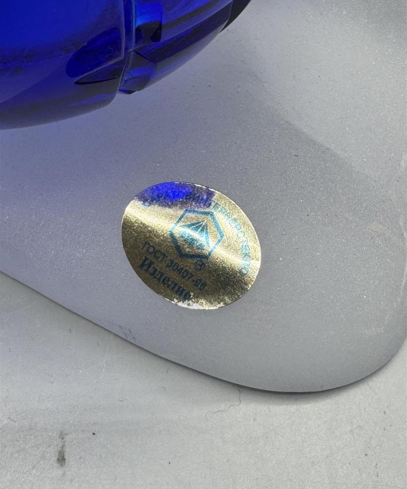 Kristallilasinen koristepallo kädellä 