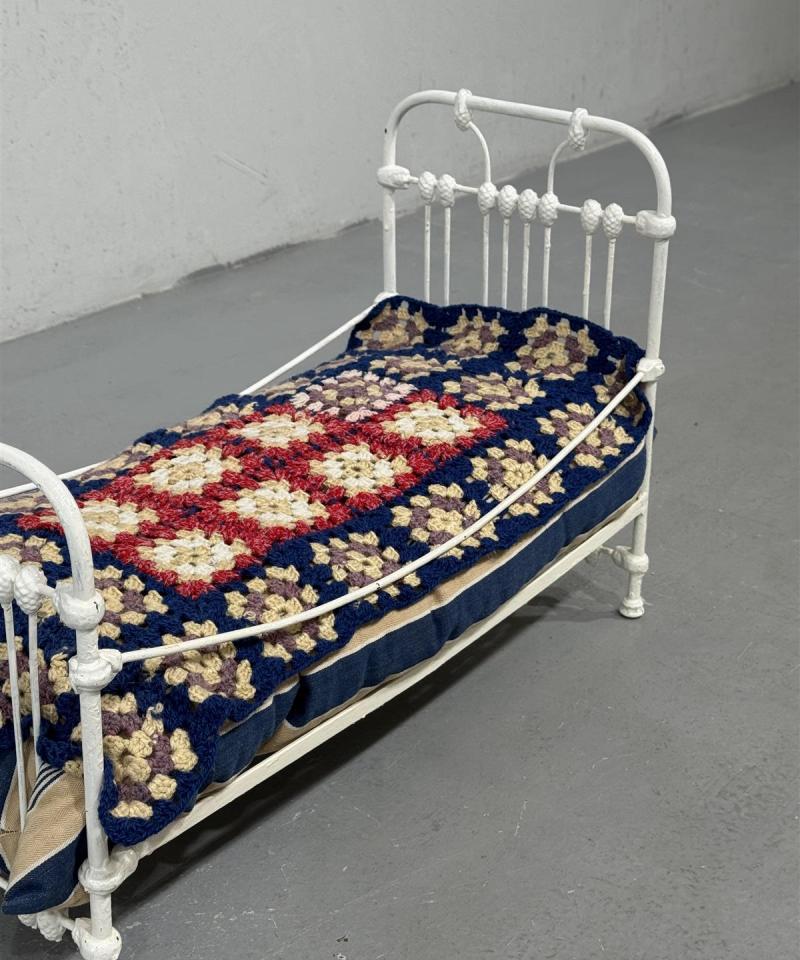 Metallinen vintage nukensänky, valkoinen