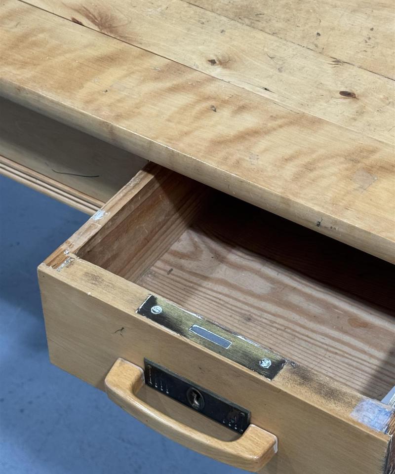 Puinen kirjoituspöytä, ruskea