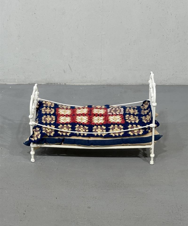 Metallinen vintage nukensänky, valkoinen