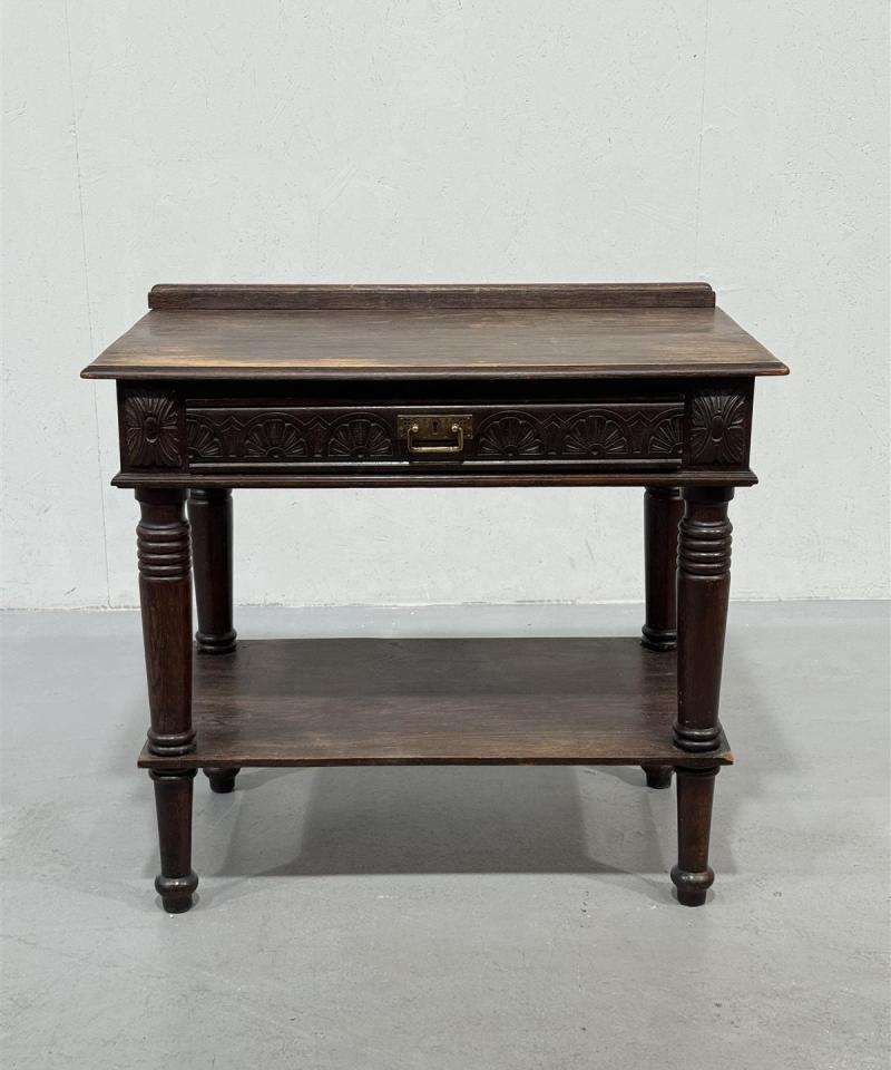 Vintage pöytä puu, kaiverruksilla