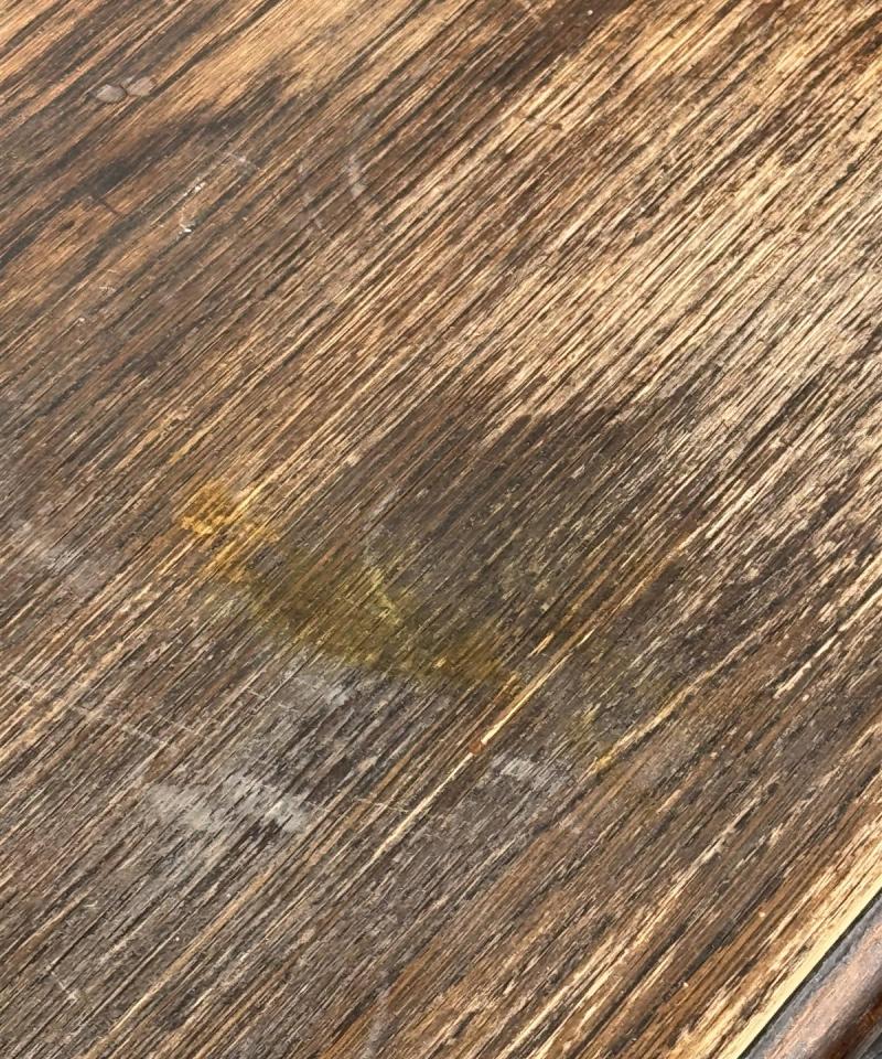 Vintage pöytä puu, kaiverruksilla