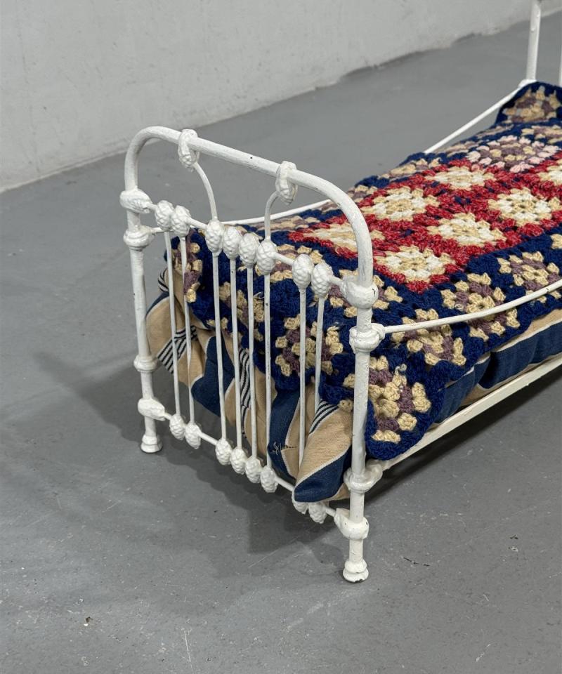 Metallinen vintage nukensänky, valkoinen