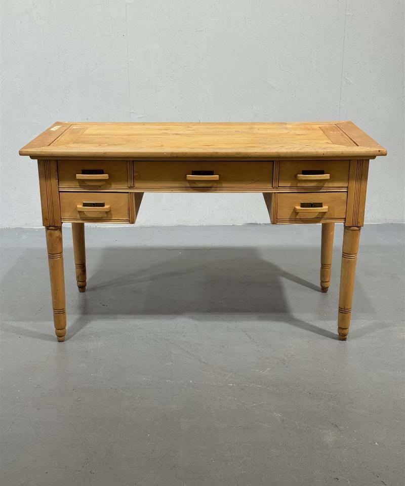 Puinen kirjoituspöytä, ruskea