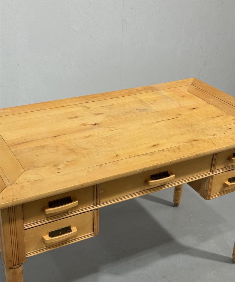 Puinen kirjoituspöytä, ruskea