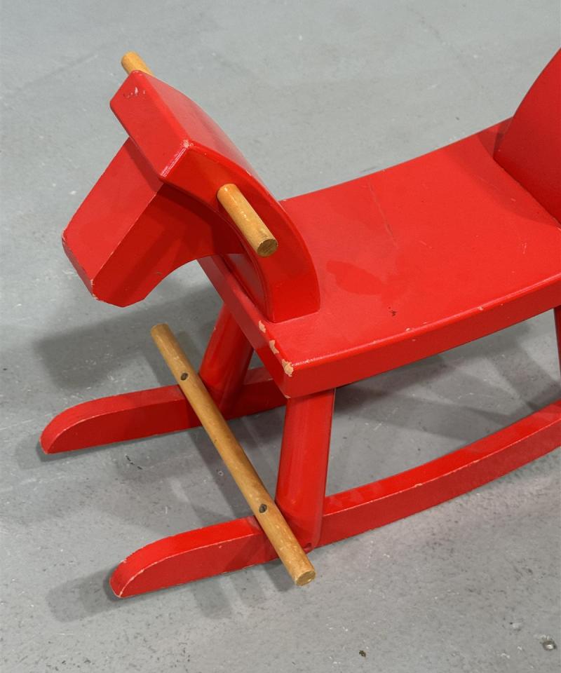 Puinen keinuhevonen punainen