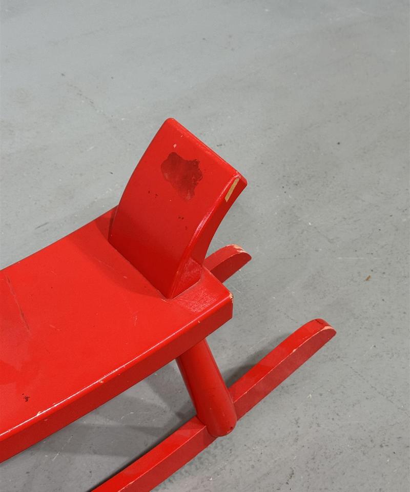 Puinen keinuhevonen punainen