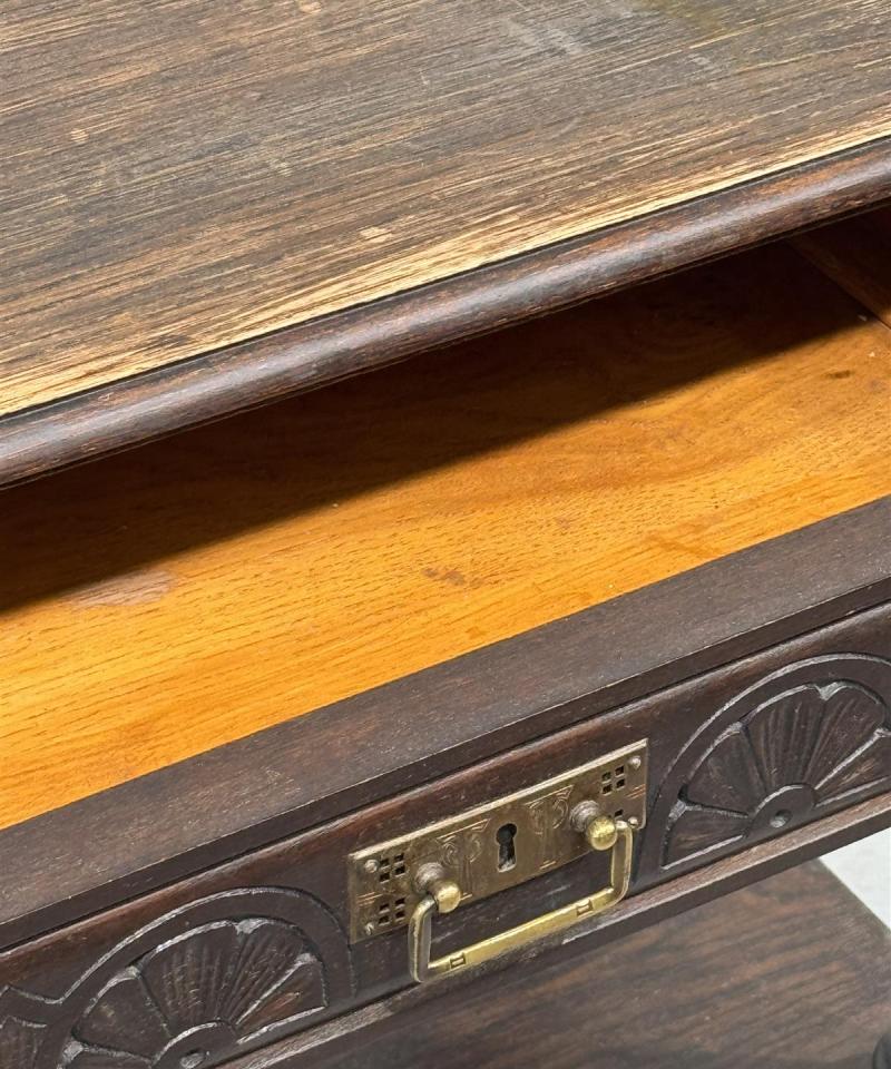 Vintage pöytä puu, kaiverruksilla