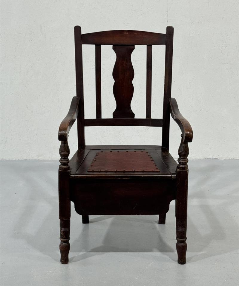 Erikoinen antiikkinen pottatuoli, yötuoli