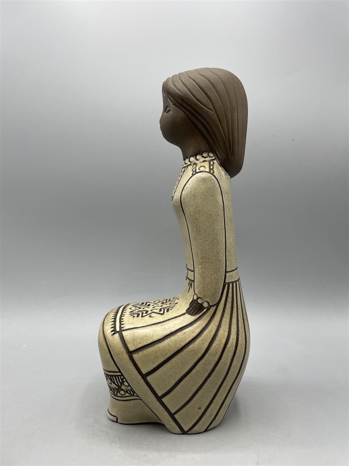 Vintage USSR Tekt keraaminen ”Istuva nainen” figuuri