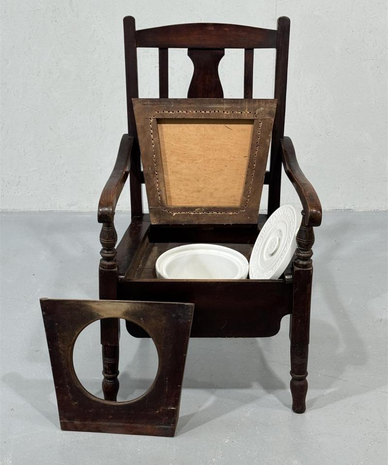 Erikoinen antiikkinen pottatuoli, yötuoli