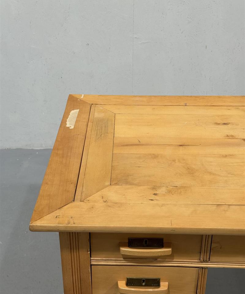 Puinen kirjoituspöytä, ruskea