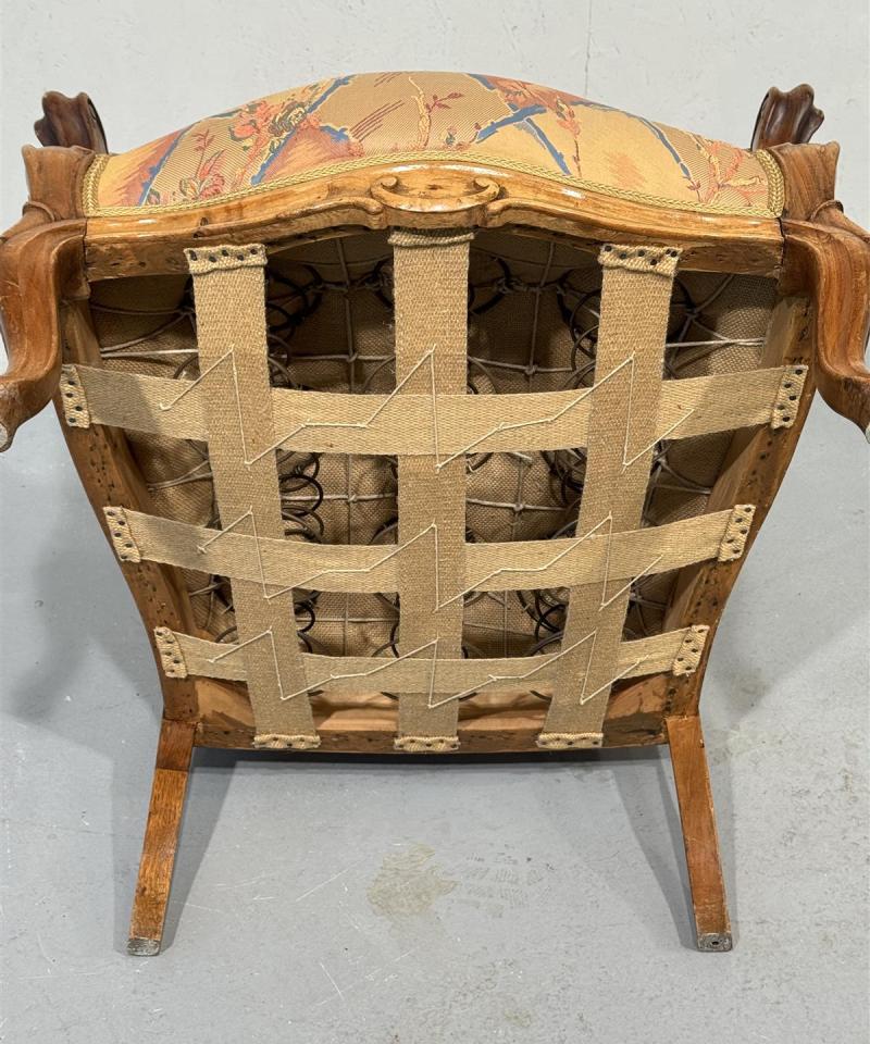 Rokokoo nojatuoli vaalea runko