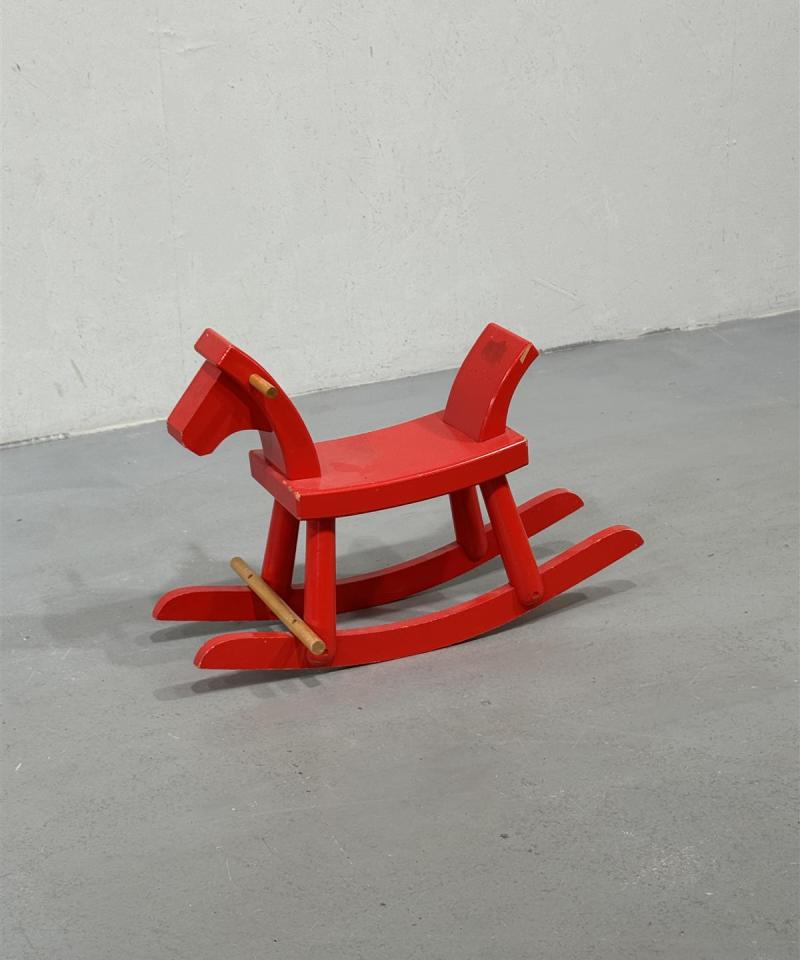 Puinen keinuhevonen punainen