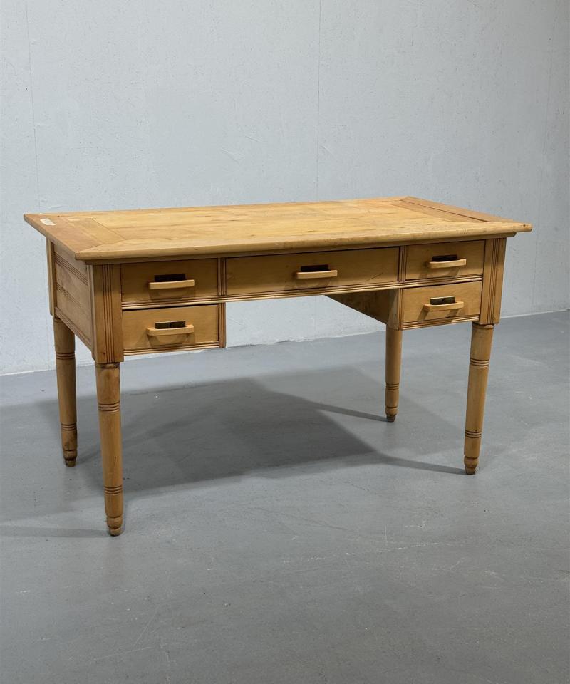 Puinen kirjoituspöytä, ruskea