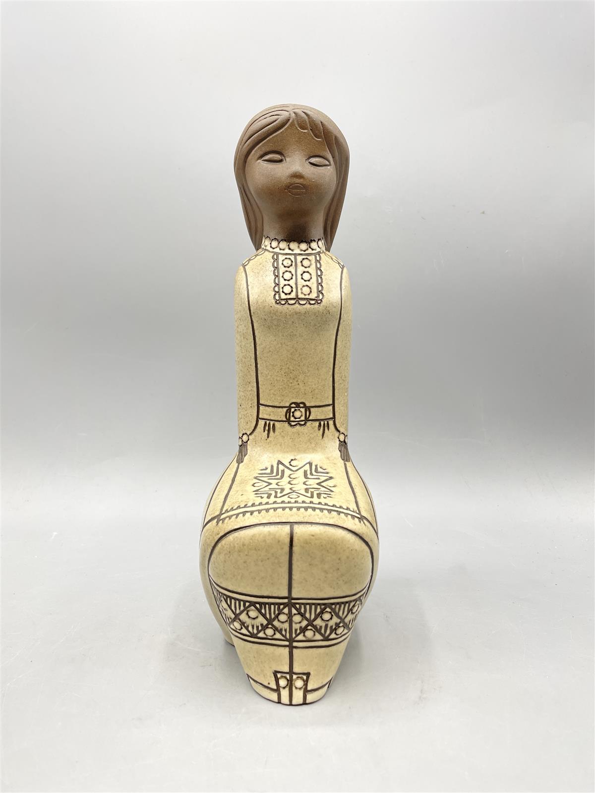 Vintage USSR Tekt keraaminen ”Istuva nainen” figuuri