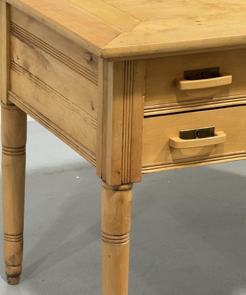 Puinen kirjoituspöytä, ruskea