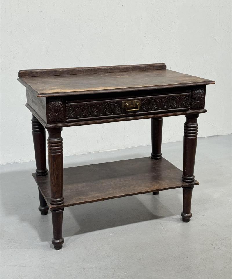 Vintage pöytä puu, kaiverruksilla