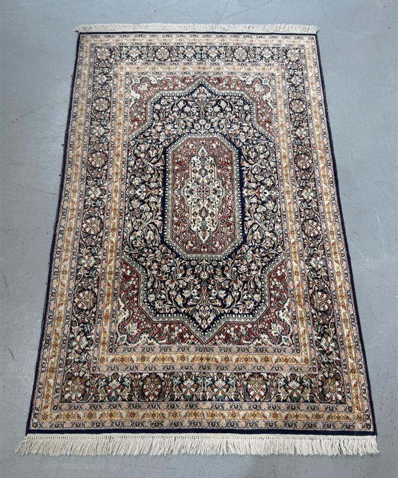 Itämainen silkkimatto 126x192 Intia