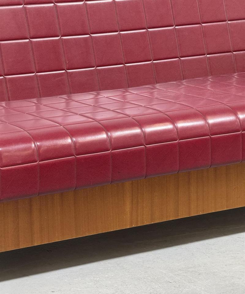 Retro sohva viininpunaisella kernillä, teak levitettävä