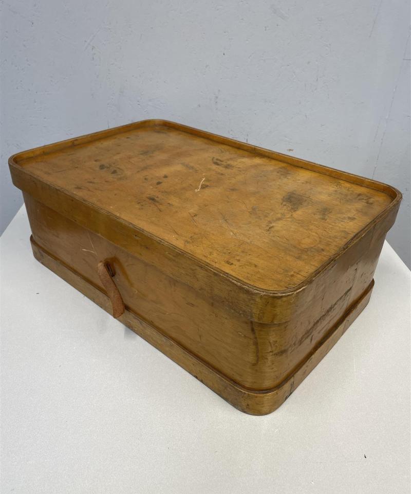 Vanha matkalaukku puinen