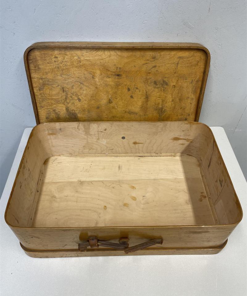 Vanha matkalaukku puinen