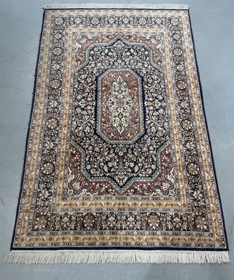 Itämainen silkkimatto 126x192 Intia