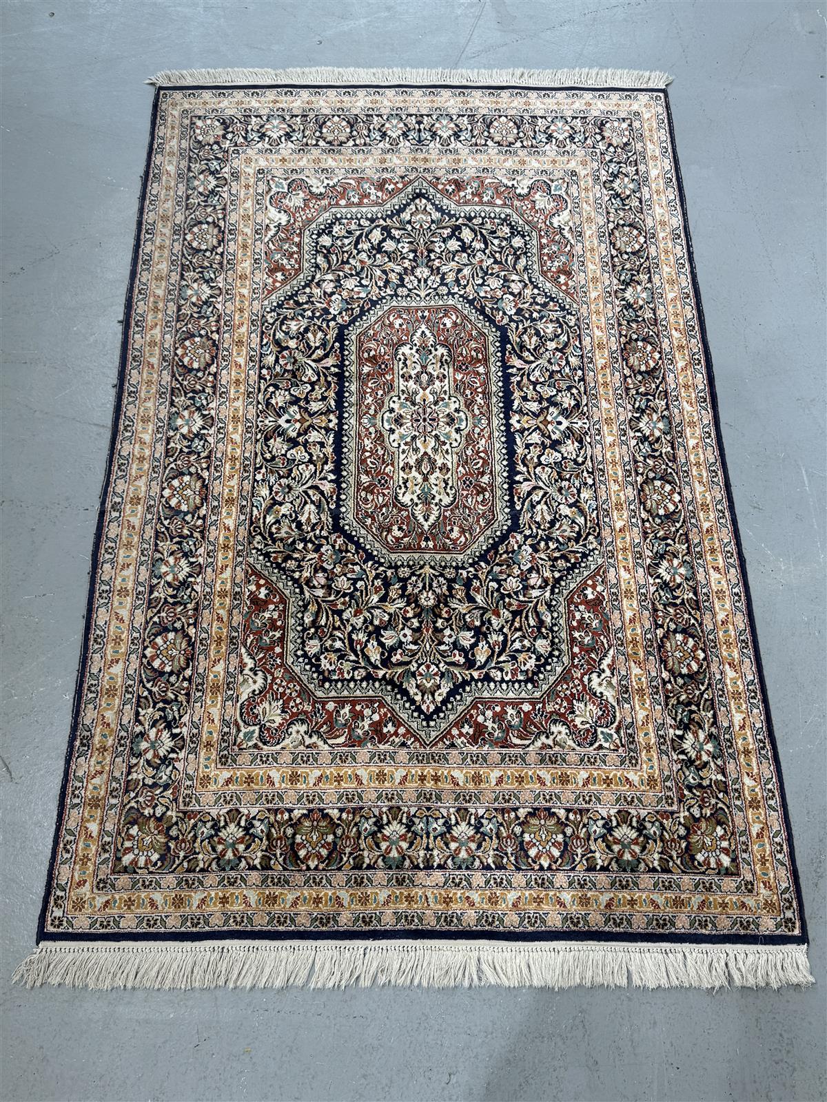 Itämainen silkkimatto 126x192 Intia