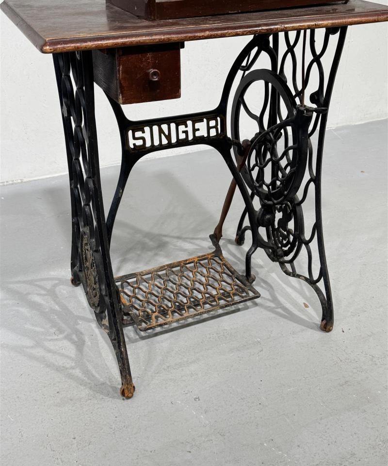 Singer vintage ompelukonepöytä